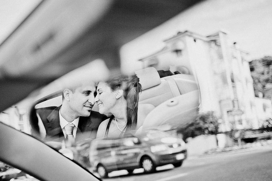 groom and bride in the mirror of a new beetle