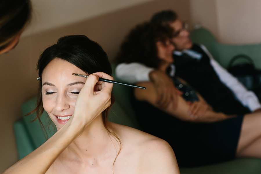 Preparazione Sposa con genitori Matrimonio Lago di Garda