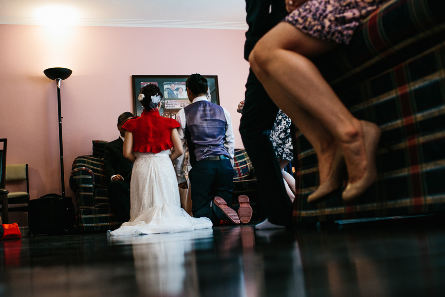 traditional cinese wedding ceremony at the brides house in toronto canada