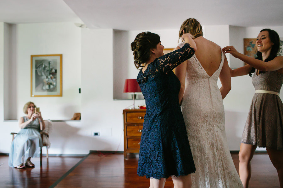 destinaton bride getting ready in florence