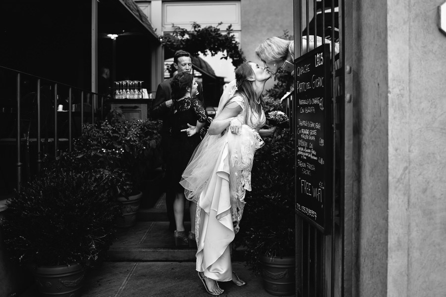 bride kissing her mom during wedding in florence