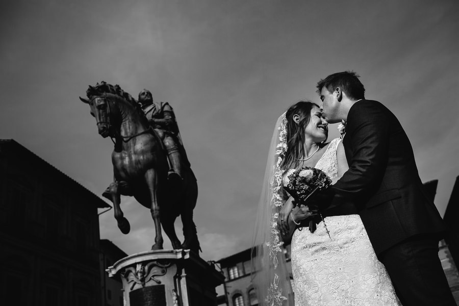wedding photo in florence in piazza della signoria with Equestri