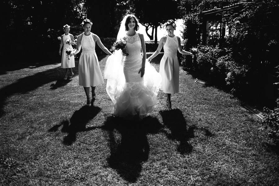 bride and bridesmaids in maremma