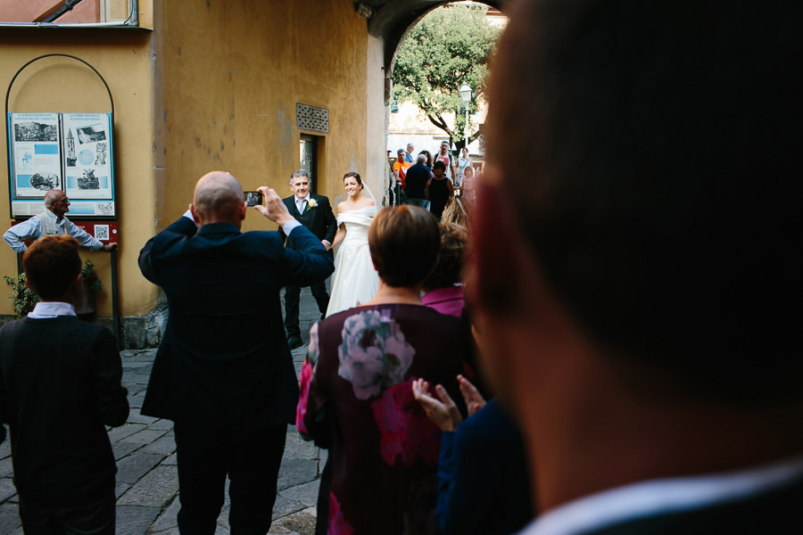 Sposa entra Matrimonio Finalborgo