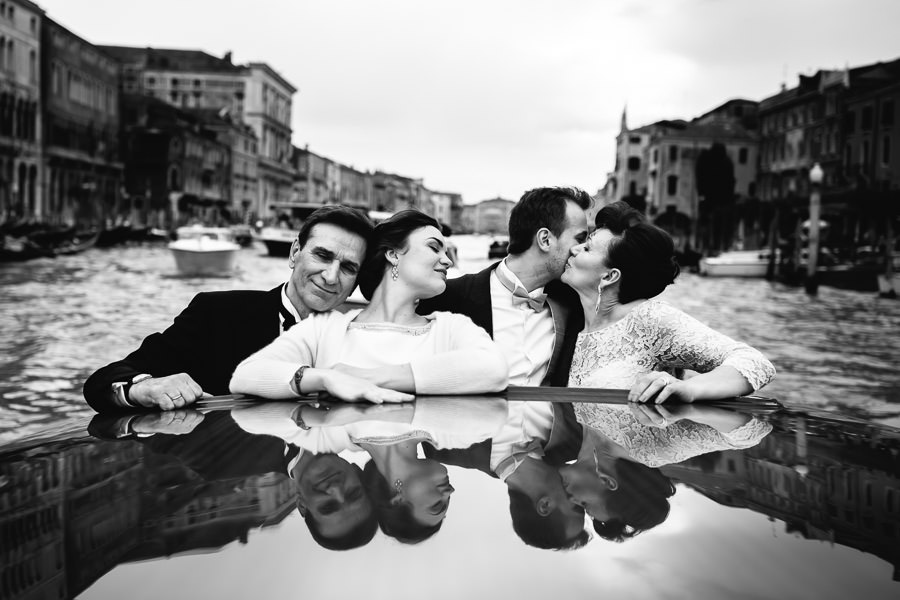 Wedding photographer boat tour in Venice