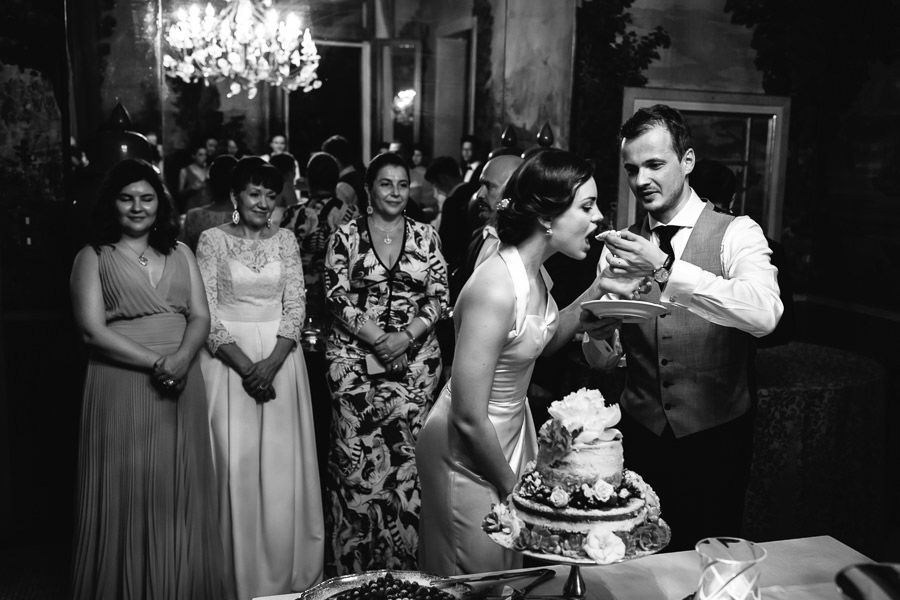 bride eating cake in venice