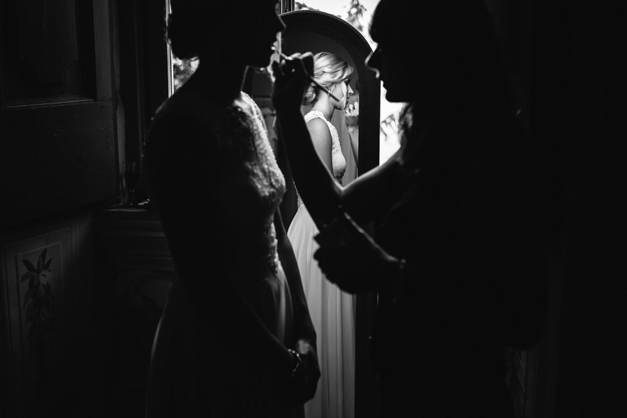 tuscany wedding photographer bride wedding preparation