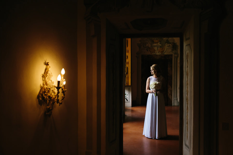 tuscany wedding photographer bride wedding portrait