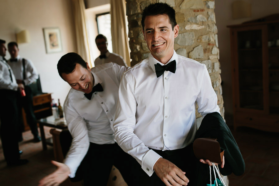 tuscany wedding photographer groom wedding preparation