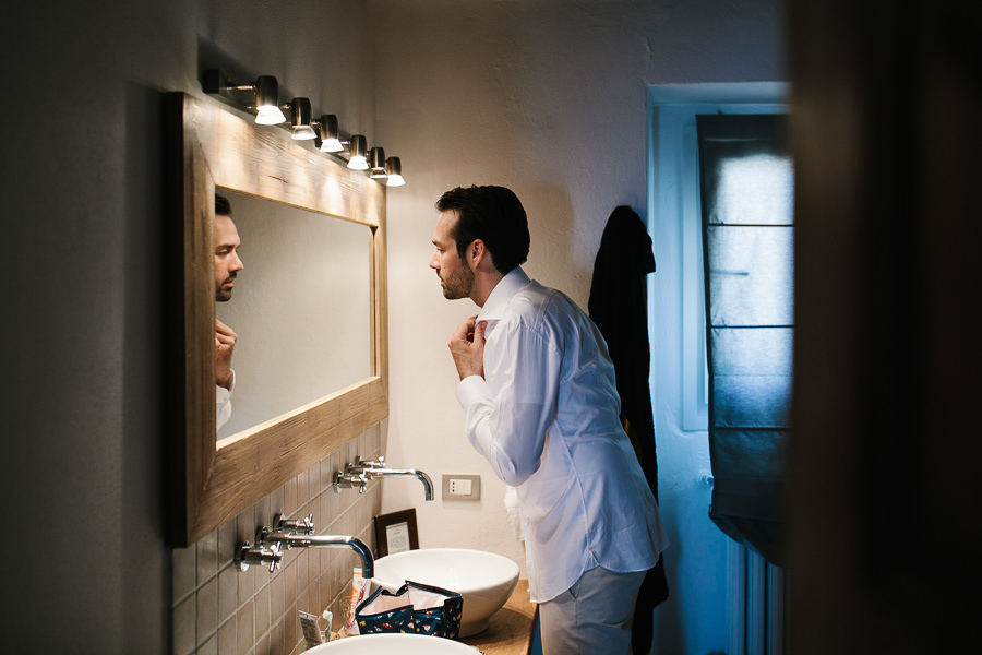 Bräutigam vor spiegel im hotel la villa im piemont