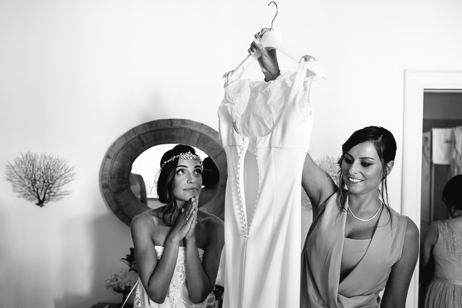 bride sees her dress before apulia wedding