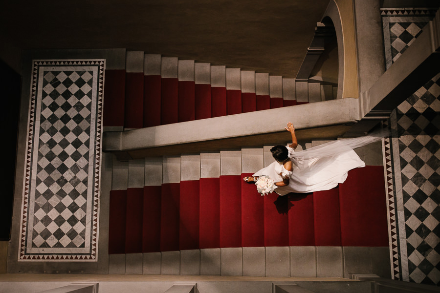 bride walking down the stairs at wedding hotel il salviatino flo
