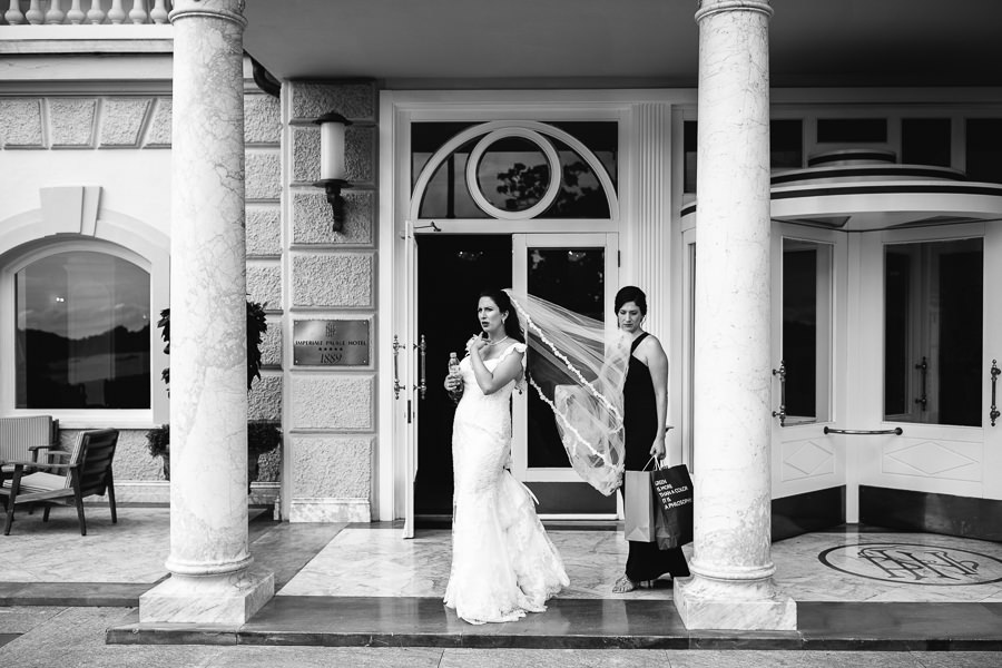 bride waiting on limousine in portofino