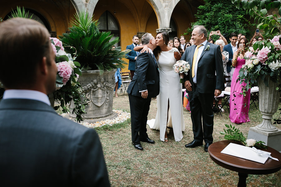 bride hugging her dads at castello di vincigliata wedding