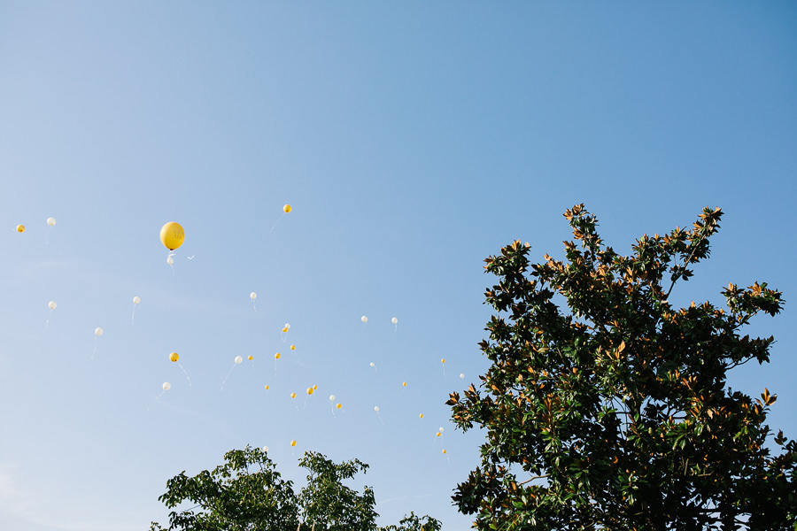 fliegende luftballons während hochzeit in italien