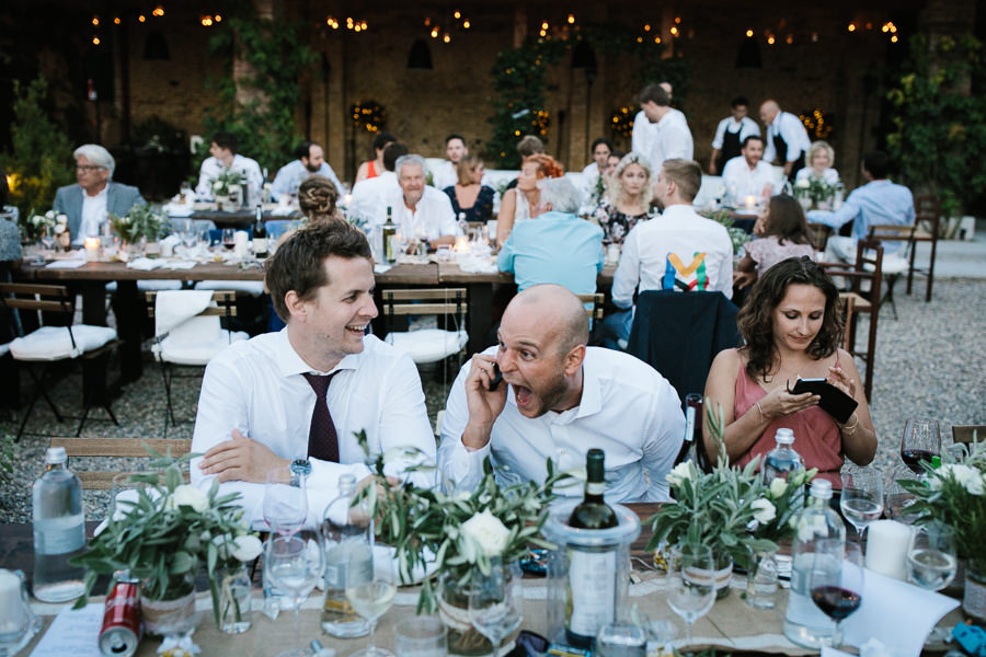 lachende gäste auf hochzeit