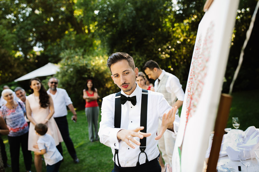 Bräutigam erklärt Spiel auf Hochzeit