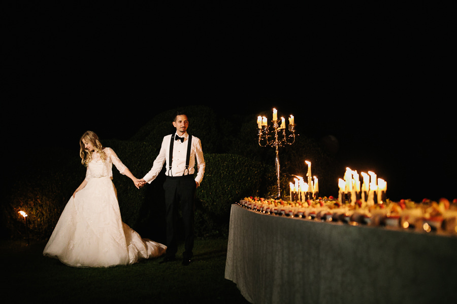 Brautpaar bei Tisch mit Meer aus Kerzen