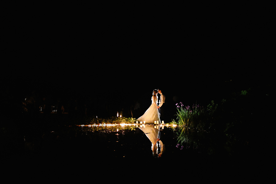 Wunderschönes Hochzeitsfoto am See im Schloß Rubein Meran