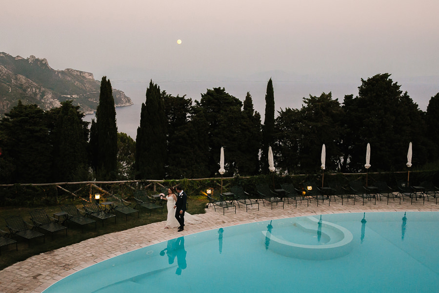 bride and groom at swimming pool in villa cimbrone