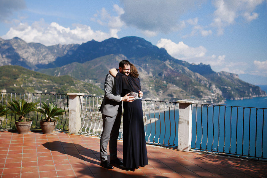 Bride hugging his mom before wedding in Ravello