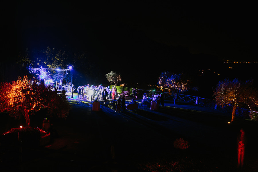 wedding dances in the garden of villa cimbrone