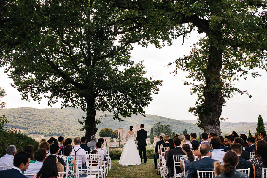 symbolic wedding ceremony with a view on castello di meleto