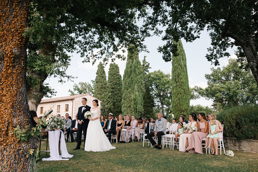 symbolic wedding ceremony with a view on castello di meleto