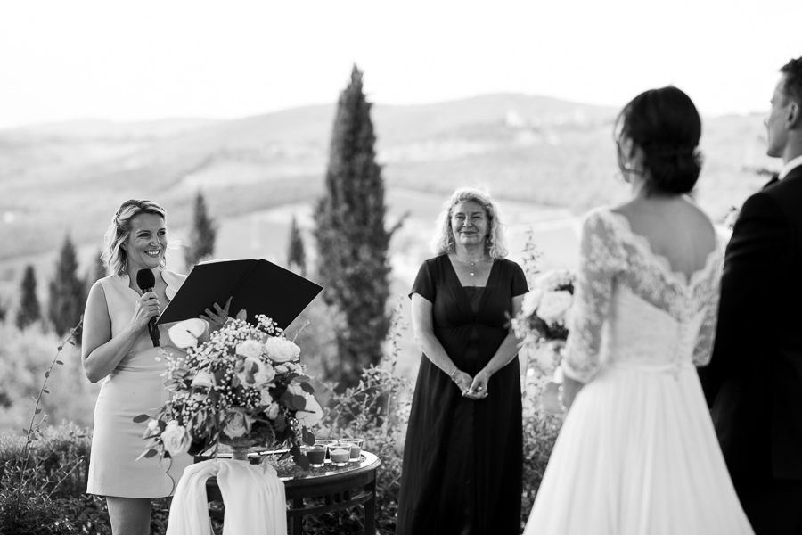 symbolic wedding ceremony with a view on castello di meleto